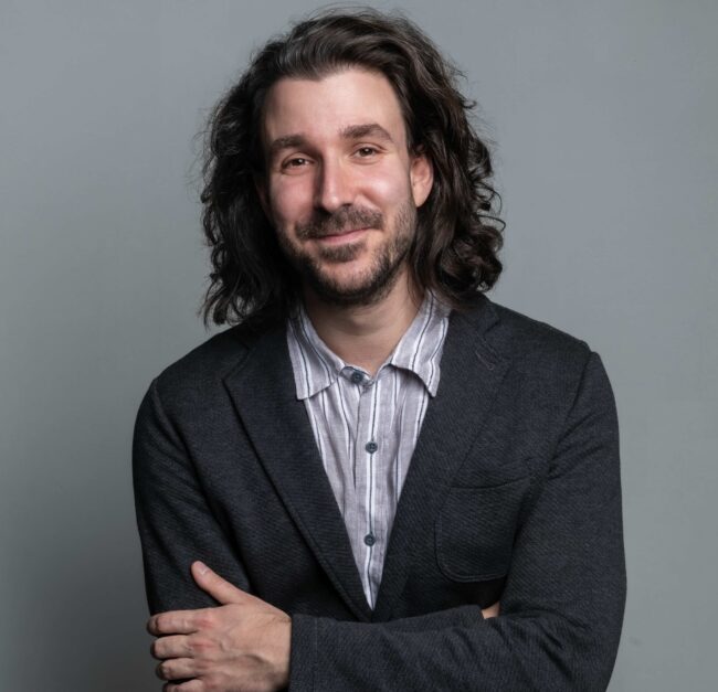 Adam bertemu untuk berbicara pada saat kelulusan Columbia Climate – Negara Bagian Negara Bagian Negara Bagian