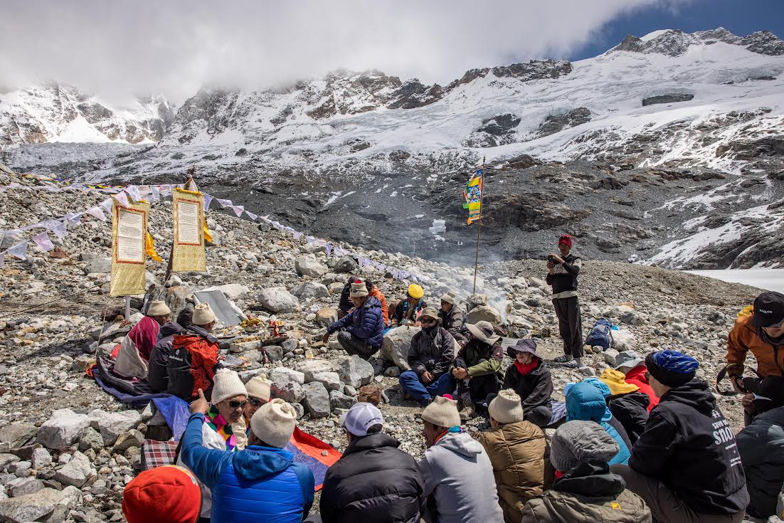 Di Nepal, para ilmuwan dan pemimpin spiritual menghormati gletser yang mati – kondisi planet ini