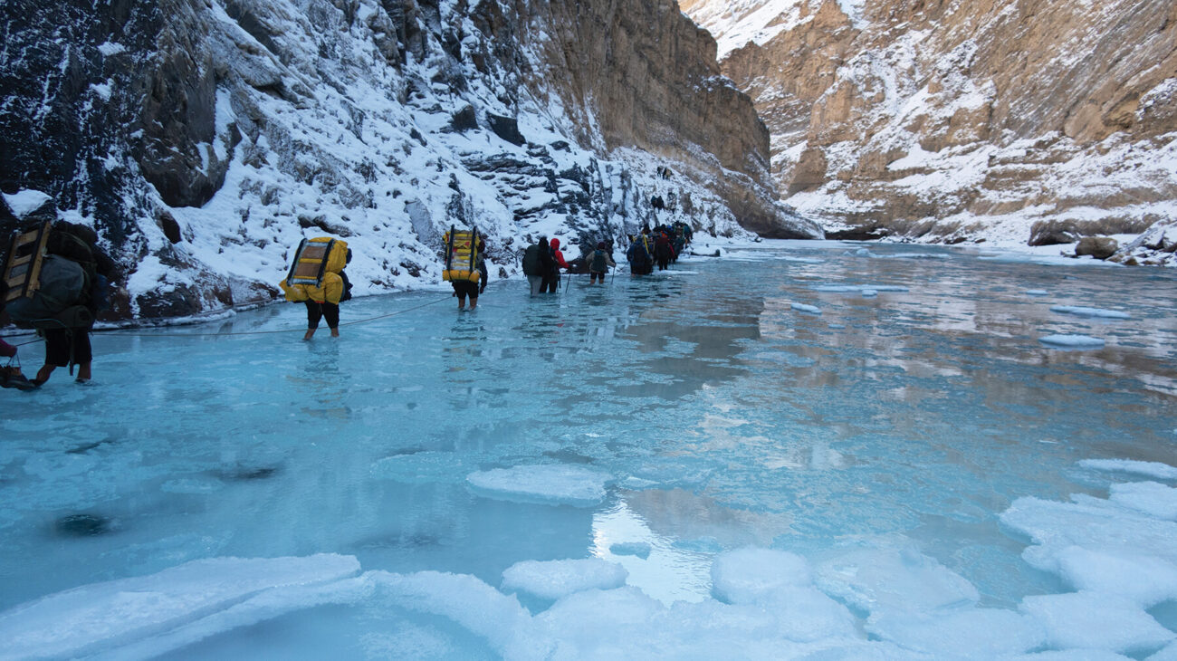 Pengangkut Es di Sungai Chadar yang Beku – Negara Bagian Planet